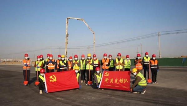 建設一支隊伍，舉起一面旗幟，鞏固一個陣地，履行一份承諾。“我是黨員，我先上！”面對突發疫情遭遇戰，三公司黨支部充分發揮戰斗堡壘作用，廣大黨員主動請纓，挺身而出，沖鋒在前，在戰疫搶工一線，黨員先鋒隊一次