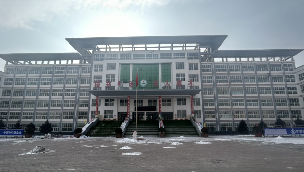春節將至，大多數建設者已踏上歸途，但在臨夏積石山縣積石中學災后維修項目施工現場，仍是一派如火如荼、干勁十足的繁忙景象，墻面修補、吊頂安裝、更換震損礦棉板等作業緊張有序進行，為即將到來的新春佳節“渲染”